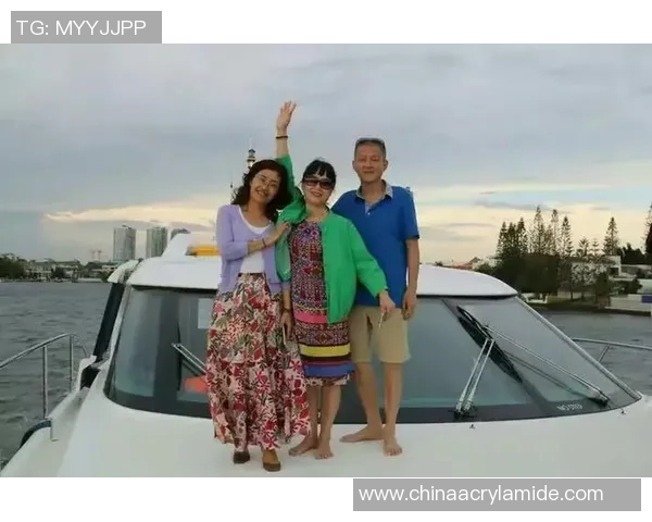 足球明星携妻子共度浪漫海边时光尽享阳光与海浪的温暖